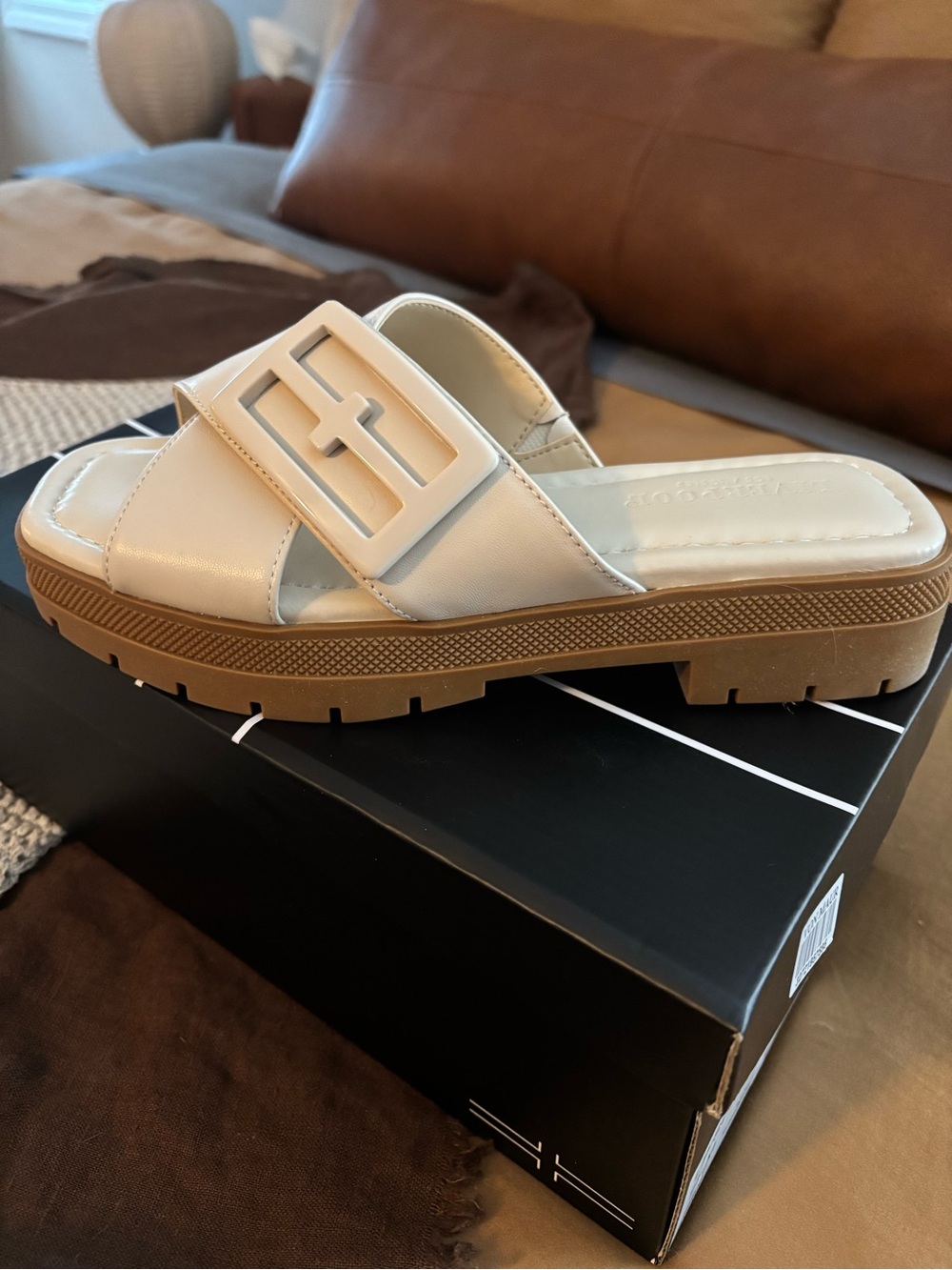 NWT Liverpool Off-White Crisscross Slide Sandals with Buckle Accent - Picture 2 of 6